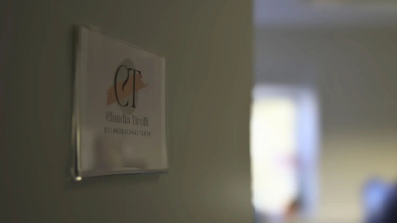 Claudia Tirolli Bilanzbuchhalterin - Logo an der Wand